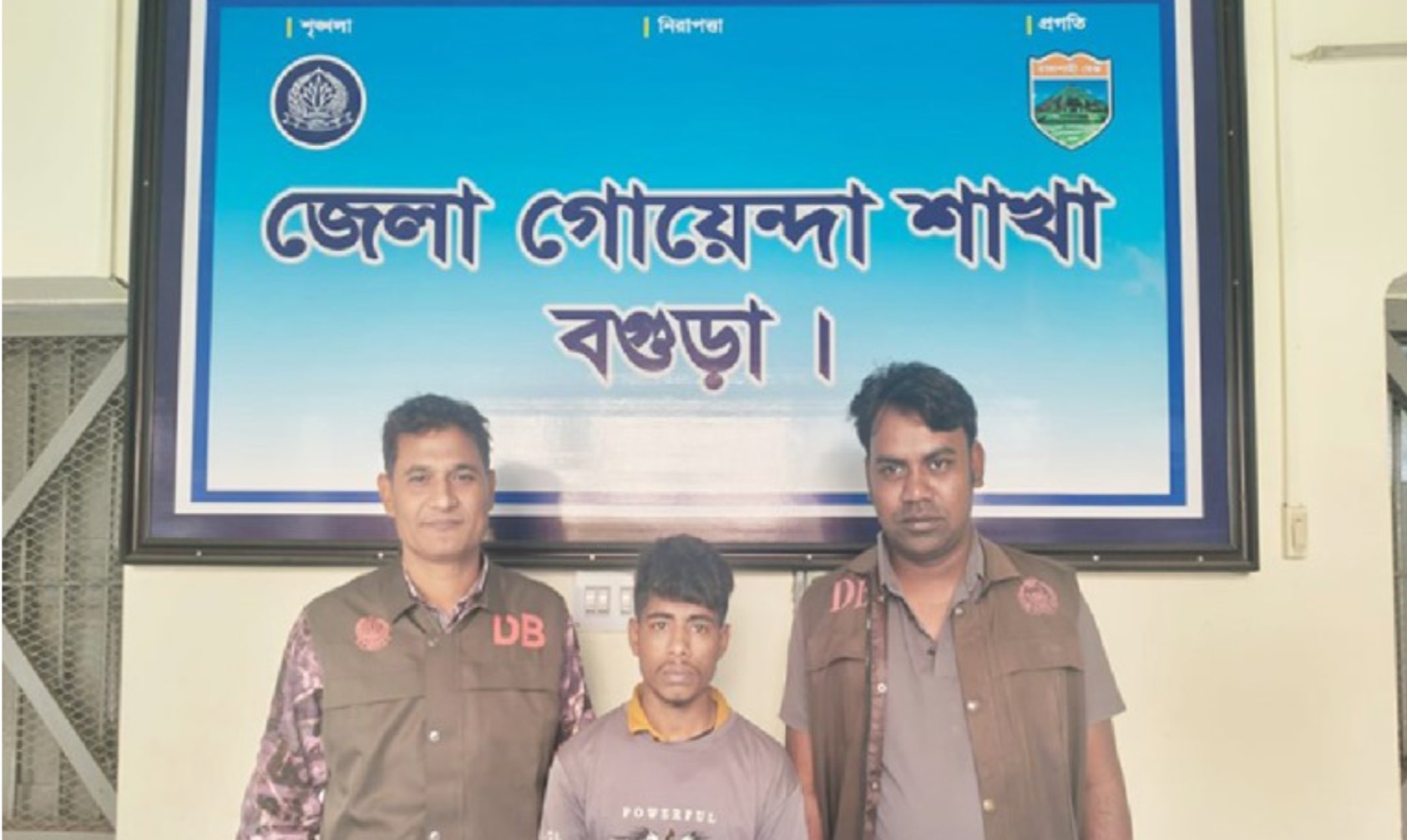 হাতকড়া খুলে পালানো আসামি গ্রেপ্তার